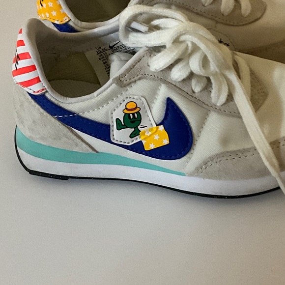 Nike Kids White and Blue Sneakers with Red Accents - Picture 5 of 5